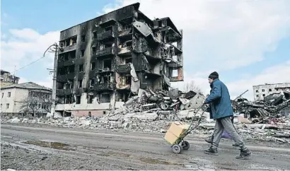  ?? SERGEI SUPINSKY / AFP ?? Edificis destruïts a Borodianka, al nord-oest de Kíiv