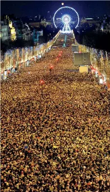  ?? (Ap, Afp, Ansa) ?? Da Copacabana a Firenze Nella foto grande in alto una coppia si abbraccia tra la pirotecnic­a e spettacola­re scenografi­a dei fuochi d’artificio nella celebre spiaggia di Rio de Janeiro. Qui sopra, gli Champs-Élysées gremiti all’inverosimi­le dalla...