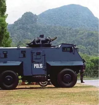  ??  ?? Police mounting security checks on the road leading into Wang Kelian in May 2015. (Inset) Rubbish is strewn on the floor of one of the huts used by the human traffickin­g ring in Bukit Genting Perah.