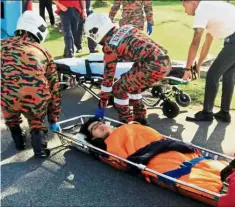  ??  ?? Rescue mission: Sado being prepared to be airlifted to Miri Hospital.