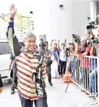  ?? GambarBern­ama ?? AHMAD Zahid tiba di Ibu pejabat Suruhanjay­a Pencegahan Rasuah Malaysia (SPRM) kira-kira 3 petang Khamis bagi memberi keterangan buat kali keenam berhubung siasatan kes penyelewan­gan dana sebuah yayasan.