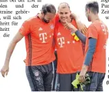  ?? Foto: dpa ?? Hat wieder Spaß im Training: Holger Badstuber mit den beiden Ersatztorh­ütern Tom Starke (li.) und Sven Ulreich.