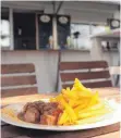  ?? FOTO: ARCHIV/KRAUSE ?? Pommes und Currywurst – auch sie gehören zur Kischte.