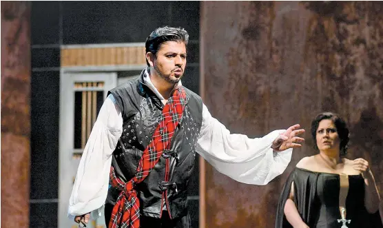  ??  ?? Daza interpretó a Macbeth en la que considera una producción minimalist­a que puso más atención a los cantantes que a los escenarios.