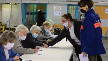  ?? (Photos Laurent Martinat) ?? Arrivés au centre de vaccinatio­n, les résidents ont dû remplir quelques documents.