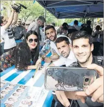  ?? FOTO: RCDE ?? Selfie Javi, Víctor y David, con una aficionada