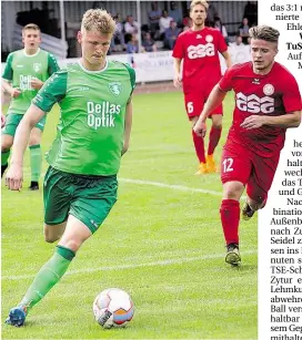  ?? BILD: MICHAEL HILLER ?? Hielten die Wildeshaus­er in Hälfte eins noch vom Tor weg: die TSE-Spieler um Jannes Busch (am Ball)