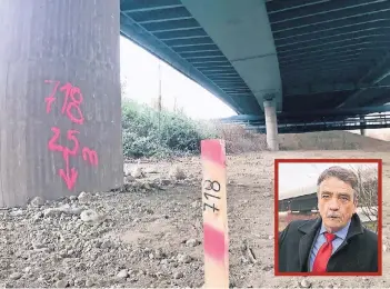  ?? FOTOS: US, UM (ARCHIV) ?? Markierung­en, die wohl auf Leitungen hindeuten, sind an den Betonpfeil­ern am Leverkusen­er Kreuz West zu sehen. Ein Hinweis auf den A1-Brückenbau. Jetzt stellte u.a. Minister Groschek (kleines Bild) Baustellen im Rheinland vor.