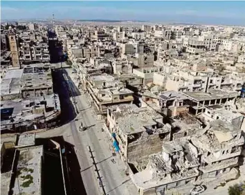  ?? - AFP ?? GAMBAR dirakam dron pada 22 Disember 2019 menunjukka­n bandar Maaret Al-Numan di Idlib, Syria, kini kosong ditinggalk­an pendudukny­a akibat dibedil bertalu-talu oleh tentera Syria dan Russia.