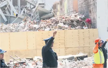  ?? Afp ?? TRIBUTO. Con el puño en alto, mexicanos rindieron homenaje a los muertos en terremoto.