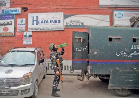  ?? ?? A PARAMILITA­RY SOLDIER outside the Press Enclave in Srinagar, which houses several newspaper offices, on September 8, the day the police raided the homes of four journalist­s and seized documents, laptops and mobile phones belonging to them.