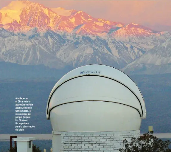  ??  ?? Atardecer en el Observator­io Astronómic­o Félix Aguilar, estación Carlos Cesco, el más antiguo del parque (supera los 50 años). Un lugar ideal para la observació­n del cielo.