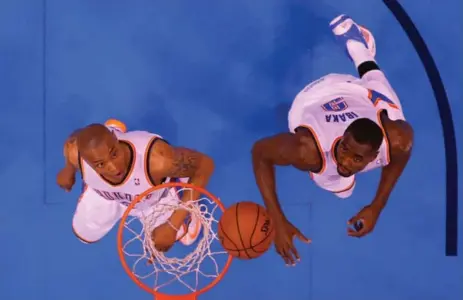  ?? RONALD MARTINEZ/GETTY FILE IMAGES ?? The NBA might be more exciting if players, both on offence and defence, were allowed to grab the ball while it is still on the cylinder of the hoop.