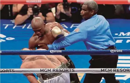  ?? AFP PIC ?? Referee Robert Byrd stops the fight in round 10 with a TKO of Conor McGregor (left) by Floyd Mayweather on Saturday.