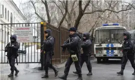  ?? BILD: ALEXANDER ZEMLIANICH­ENKO ?? Ryska poliser utanför distriktsd­omstolen i Basmannyj i östra Moskva, där häktningsf­örhandling­arna äger rum. Bilden togs i söndags.