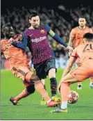  ?? FOTO: MANEL MONTILLA ?? Messi, frente al Lyon