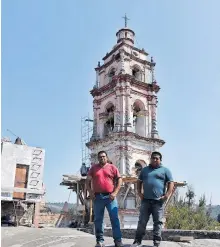  ?? ?? Efraín Vázquez y Gonzalo Medina, de la mayordomía de la rehabilita­ción y fiesta de la Santa Cruz