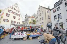  ?? FOTO: REINHARD JAKUBEK ?? Beliebter Treffpunkt ist in normalen Jahren der Kirchweihm­arkt auf dem Münsterpla­tz. Im Hintergrun­d zu sehen ist die Basilika.