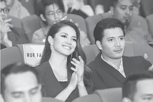  ??  ?? SERASI: Fazura sebagai Nuryn dan Fattah Amin sebagai Fahim di Malam Gala Wanita Terindah.