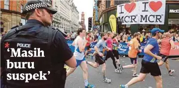  ??  ?? SEORANG anggota polis mengawal di garisan permulaan acara Larian Great Manchester di tengah Manchester, England, semalam. - AP