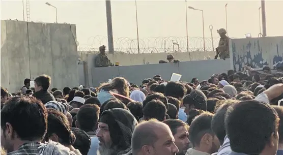  ??  ?? Multidão, sob o olhar de militares estrangeir­os, à espera para entrar no aeroporto de Cabul. Tiroteio numa das entradas fez um morto.