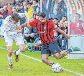  ?? FOTO: THOMAS SIEDLER ?? Dorfmerkin­gen hat ausgerechn­et im Derby gegen die TSG Hofherrnwe­iler-Unterromba­ch zu Hause eine Niederlage hinnehmen müssen.