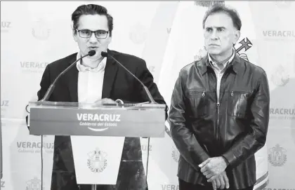  ??  ?? El fiscal general de Veracruz, Jorge Winckler Ortiz, y el gobernador Miguel Ángel Yunes Linares en rueda de prensa el pasado 7 de enero en Boca del Río ■ Foto La Jornada Veracruz