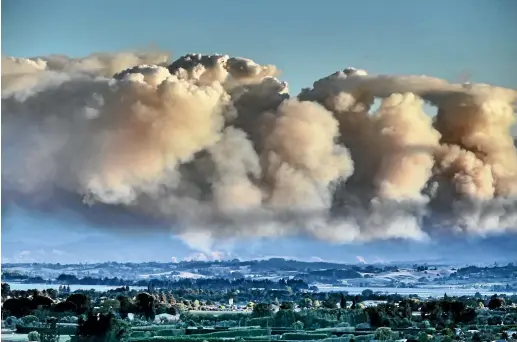  ?? SUPPLIED/BRYRE ARNOTT ?? The Pigeon Valley fire as viewed from Riwaka at 8.15pm on Tuesday.