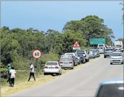  ?? Picture: MICHAEL PINYANA ?? PIECE OF EARTH: In an attempt at land occupation, people flocked to an open piece of land along the R72 near the East London Airport last month