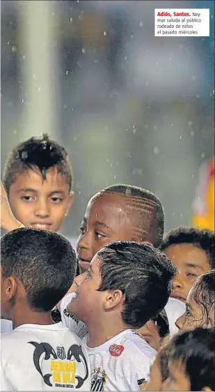  ?? NELSON ALMEIDA / AFP ?? Adiós, Santos. Neymar saluda al público rodeado de niños el pasado miércoles