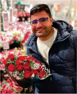  ?? FOTO: LIV EKEBERG ?? ROMANTIKK: Syriske Ahmad Alboush er ikke blant dem som vil ha pizza fremfor blomster. Her har han valgt ut en stor, flott bukett som kona fikk på Valentins-dagen i går.