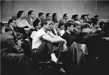  ??  ?? New York, 1955, Paul Newman (T-shirt e calze bianche) all’Actors Studio. Quasi 40 anni dopo l’attore partecipa alla realizzazi­one di Inside the Actors Studio, show nato come seminario in collaboraz­ione tra la scuola e l’università.