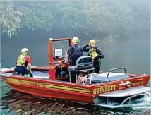  ?? FILE ?? Gwinnett County’s Swiftwater Rescue Team pulled a mother and her daughter from the Chattahooc­hee River after they became stranded by fierce currents below Buford Dam on Sunday.