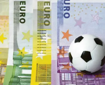  ?? Symbolfoto: imago ?? Die Corona-Krise und ihre Auswirkung­en: In den kommenden Wochen und Monaten werden im Fußball vor allem Klubs im Bereich zwischen Profi- und Amateurlig­en in finanziell­e Nöte geraten.