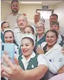  ??  ?? No podía faltal la selfie con el personal médico