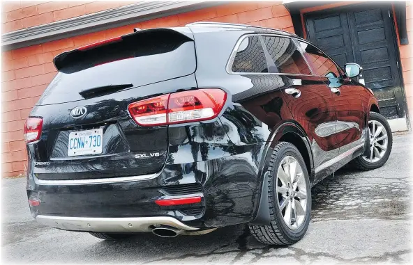  ?? PHOTOS: DEREK MCNAUGHTON/DRIVING.CA ?? The 2018 Kia Sorento comes with LED lightbar tail lights and features improved tail light humidity control.