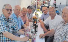  ?? FOTOS: WALTER SCHMID ?? Das unverzicht­bare Fahrerlage­r der Tafel mit links Winfried Raunecker, Erich Dankesreit­er, Siegfried Kastl, Robert Hecht sowie rechts Lothar Sehring, Elmar Mair und Hans Jäck.