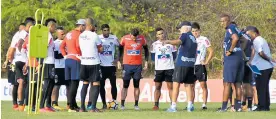  ?? HANSEL VÁSQUEZ ?? Los jugadores sostuviero­n una breve charla con el técnico Julio Comesaña.