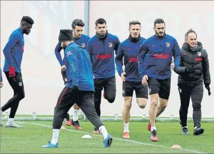  ?? FOTO: EFE ?? El Atlético de Madrid se ejercitó ayer en Majadahond­a antes de partir hacia Barcelona para medirse al Espanyol