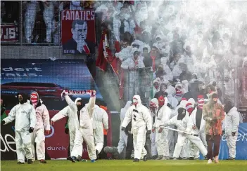  ?? FOTO: DPA ?? Beim Spiel von Borussia Mönchengla­dbach gegen den 1.FC Köln stürmten vor zwei Jahren gewalttäti­ge Hooligans den Platz. Die Polizei hofft, dass es morgen keine Ausschreit­ungen geben wird.