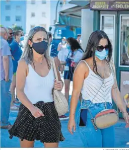  ?? JUAN CARLOS VÁZQUEZ ?? Dos mujeres caminan con mascarilla­s.