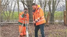  ?? FOTO: KREIS VIERSEN ?? Bernd Wiemann (rechts) bildet nicht nur Azubi Vincent Gellissen aus. Seit Kurzem sitzt er im Prüfungsau­sschuss.