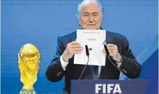  ?? FOTO: DPA ?? Bereits bei der Präsentati­on durch FIFA-Präsidente­n Joseph Blatter war Katar als Austragung­sland für die WM 2022 umstritten.