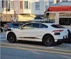  ?? ?? Ein autonomes Waymo-Fahrzeug im Stadtverke­hr in San Francisco.