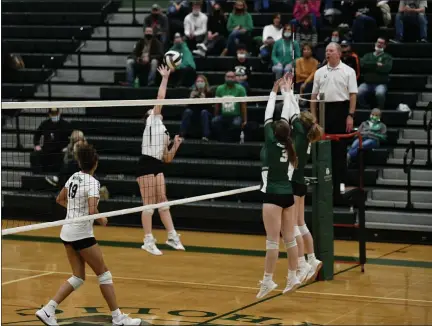  ?? PAUL DICICCO — FOR THE NEWS-HERALD ?? Lake Catholic prepares to block against Beloit West Branch on Oct. 28 at Lake Catholic.