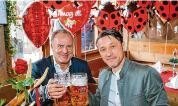  ?? Foto: Paulaner ?? Was ein richtiger Bayer ist, lässt sich von einer Krise das Bier nicht madigmache­n. Der Westfale Karl-Heinz Rummenigge und der gebürtige Berliner Niko Kovac stoßen auf bessere Zeiten an.