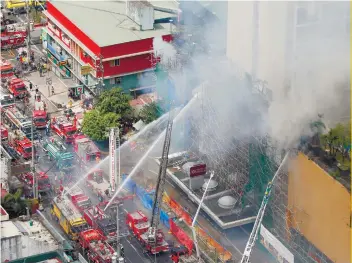  ?? AP FOTO ?? BIG ONE: Firefighte­rs try to contain the fire that engulfed Manila Pavilion Hotel and Casino yesterday. More than 300 guests were evacuated, some by helicopter. Story on A23.