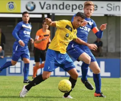  ??  ?? Doelpunten­maker Jeroen Mertens hier in duel met thuisspele­r Yannick Wagner.
FOTO GEERT TRESIGNIE