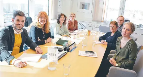  ??  ?? INTE ÖVER. Alliansen i Upplands Väsby (till vänster) bjöd in Alliansen i landstinge­t (represente­radav moderaten Marie Ljungberg Schött, i mitten till höger) till ett samtal om Löwets framtid.