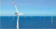  ?? FOTO: JAN OELKER ?? Ein Drittel eines der 40 Windräder des Trianel-Windparks vor der Nordseeins­el Borkum gehört den Stadtwerke­n Lindau. Das bleibt auch so. Denn obwohl die Stadtwerke aus der Trianel GmbH ausgestieg­en sind, bleiben sie am Windpark beteiligt.